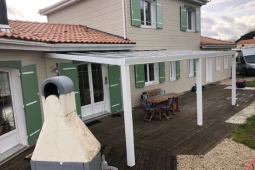 Pergola en aluminium avec une couverture en verre